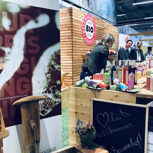 Group stand with the companies Indiko Alpenpower, Kaffeetschi and Obsthof Retter in the foreground © ADVANTAGE AUSTRIA Stockholm
