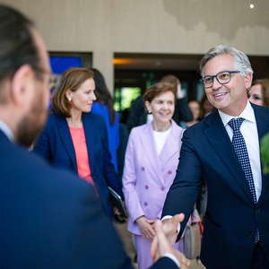 La directrice régionale Gudrun Hager (à droite) et la conseillère commerciale Cornelia Reibach-Stambolija (à gauche) avec les invités de l'Austrian Business Circle. © Iris Haidau Photography