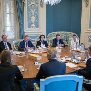 Governor Stelzer in front of the Noordeinde palace © Peter Christian Mayr, BSc