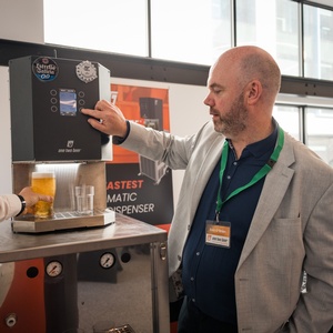 Man demonstrating beer dispensing machine © David Johansson