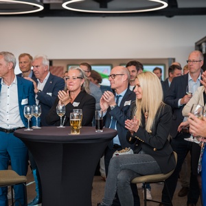 Group of people clapping © David Johansson