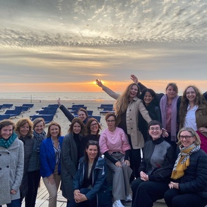 LTR: Stefanie Fürnsinn (OFI), Christa Zengerer (OGI), Eva Wielander (ACR), Rita Kremsner (ACR), Henrietta Egerth-Stadlhuber (FFG), Karin Sommer (WKO), Iris Filzwieser (ACR/Mettop GmbH, staand), Iris Fischl-Ruhland (IV, zittend), Mariana Karepova (Patentamt), 4x standing in de back: Maria Kollmann (AVL List), Sonja Sheikh (ACR), Isabella Meran-Waldstein (IV), Nina Mayerhofer (BMK), 2x sitting: Henriette Spyra (BMK), Elvira Welzig (Ludwig Boltzmann Gesellschaft) © ADVANTAGE AUSTRIA TNO Building Innovation Lab in Delft © ADVANTAGE AUSTRIA