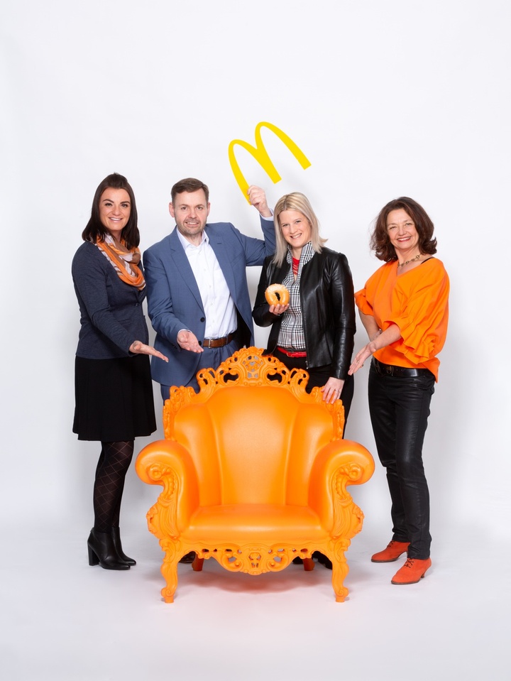 Austria’s Franchise Fair 2022 ambassadors: Manuela Schreymayer (AIS), Manfred Rothdeutsch (McDonald´s Austria), Melanie Schreymayer (Ankerbrot), Carina Felzmann (Cox Orange event manager) (l.t.r.) © Cox Orange/Roland Unger Austria’s Franchise Fair 2022 ambassadors: Manuela Schreymayer (AIS), Manfred Rothdeutsch (McDonald´s Austria), Melanie Schreymayer (Ankerbrot), Carina Felzmann (Cox Orange event manager) (l.t.r.) © Cox Orange/Roland Unger