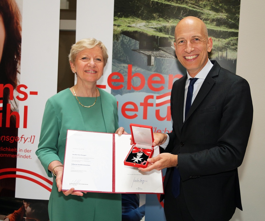 Austrian Minister of Labour and Economic Affairs, Martin Kocher, presents the Silver Medal of Merit of the Republic of Austria to Ms Jacoba van Dongen of De Jong Intra Vakanties for her long-standing commitment to tourism relations between the Netherlands and Austria. © Copyright Dhr. J Snijders / Österreich Werbung Austrian Minister of Labour and Economic Affairs, Martin Kocher, presents the Silver Medal of Merit of the Republic of Austria to Ms Jacoba van Dongen of De Jong Intra Vakanties for her long-standing commitment to tourism relations between the Netherlands and Austria. © Copyright Dhr. J Snijders / Österreich Werbung