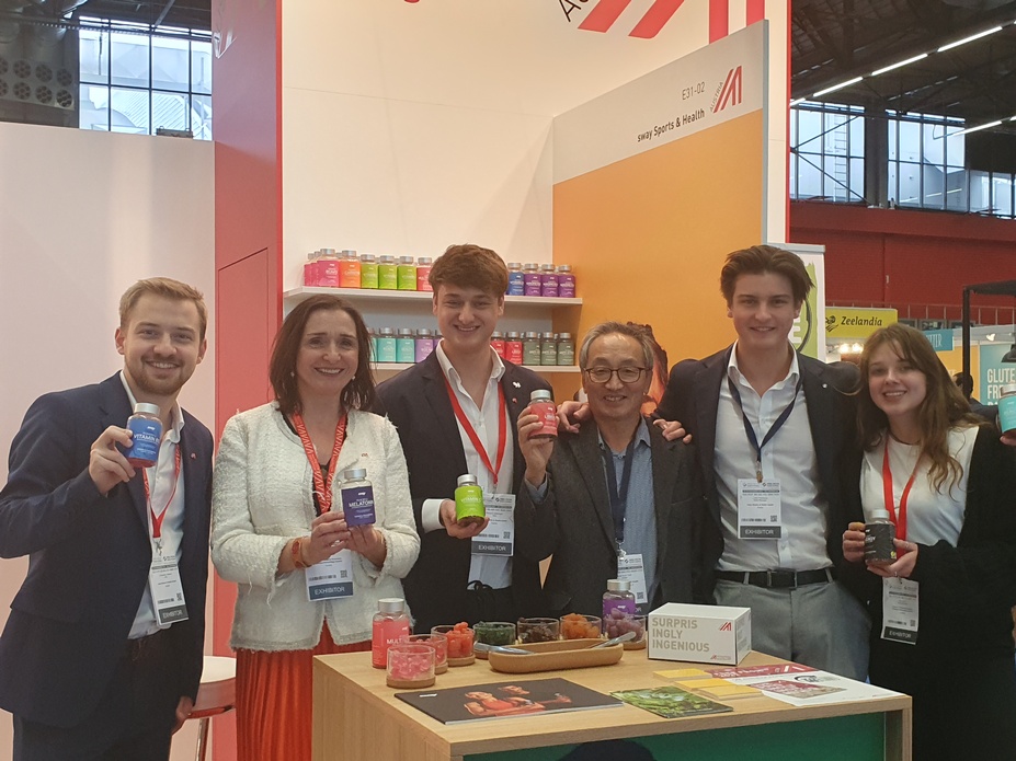v.l.n.r. COO Christopher Braeuer (sway Sports & Health GmbH), Martina Eicher (project manager at ADVANTAGE AUSTRIA Benelux) , CEO Benjamin Matzinger (sway Sports & Health GmbH) , een potentiële klant uit Zuid-Korea en twee medewerkers van sway Sports & Health GmbH © ADVANTAGE AUSTRIA