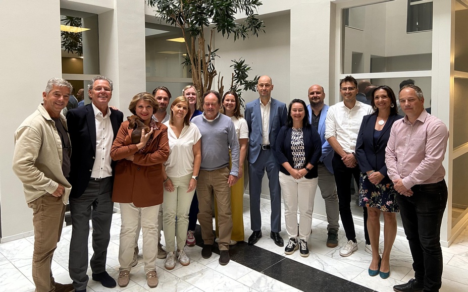 The teams from the Austrian tourist office and the commercial department of the Austrian embassy in The Hague. FLTR: Michael Strasser (Head of Market Nederland), Michael Spalek (Commercial Counsillor) and ambassador Theuermann in the middle of the group. © ADVANTAGE AUSTRIA The teams from the Austrian tourist office and the commercial department of the Austrian embassy in The Hague. FLTR: Michael Strasser (Head of Market Nederland), Michael Spalek (Commercial Counsillor) and ambassador Theuermann in the middle of the group. © ADVANTAGE AUSTRIA