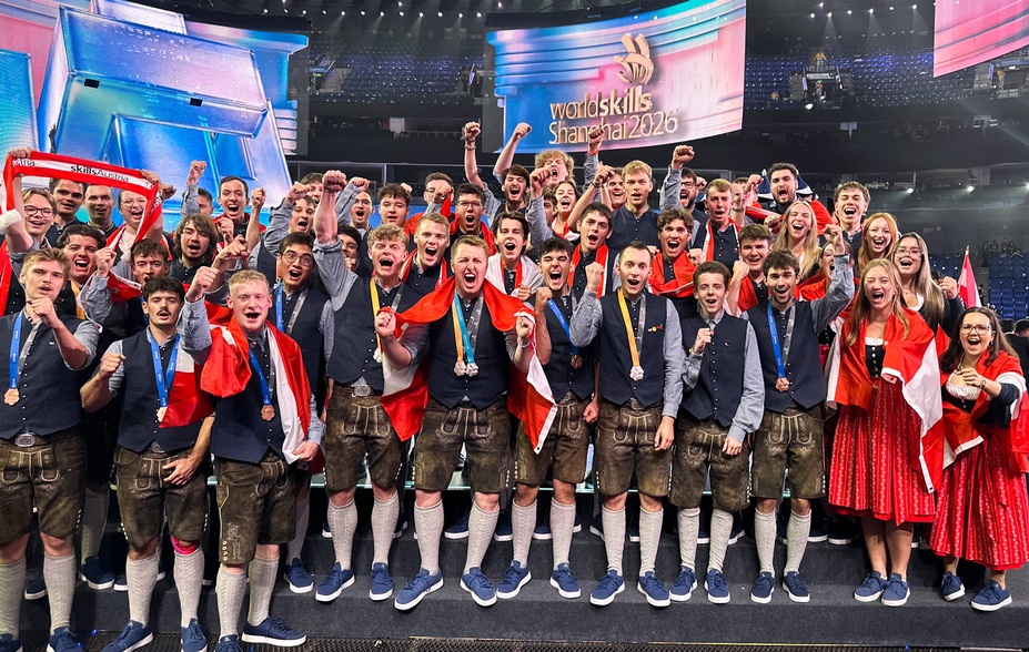 Foto der österreichischen Teilnehmenden jubelnd bei der Abschluss-Veranstaltung der WorldSkills 2026 © SkillsAustria/Wieser/Slovencik