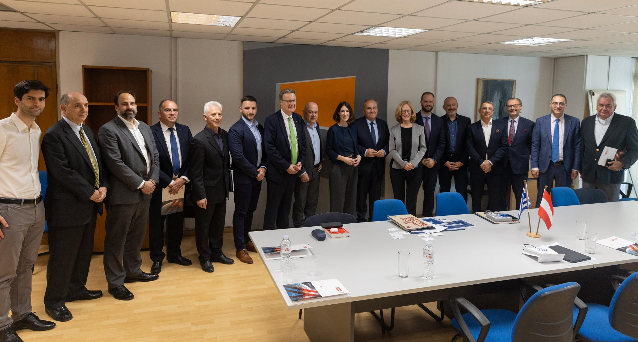 © Fotografin: Artemis Skoulika Copyright: © AUSSENWIRTSCHAFT AUSTRIA Legende: v.l.n.r. Grigorios Tzavelopoulos (sdbs), Sergios Ambariotis (ENERTA, Projektpartner ANDRITZ Hydro), John Grispos (Interlog S.A., Projektpartner sdbs), Michael Glynos (Swarco), Dimitris Papadopoulos (EA Group, Vertretung Getzner), Lukas Kaiser (Getzner), Wirtschaftsdelegierter Mag. Christoph Sturm, Petros Pyloridis (PLPG), WKÖ-Vizepräsidentin Mag. Amelie Groß, Nikos Papathanasis, Vizeminister für Wirtschaft und Finanzen, Botschafterin Gerda Vogl, Orestis Kavalakis, Gouverneur der Recovery & Resilience Facility Agency, Thanasis Platanias (Berglandmilch), Gregory Mitsacopoulos (Trenkwalder), Alexander Schwab (Andritz Hydro), Ioannis Kallias (TÜV Austria), Harry Antonopoulos (Cineplexx).