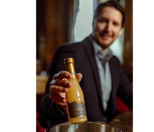 صورة منتج وشخص
