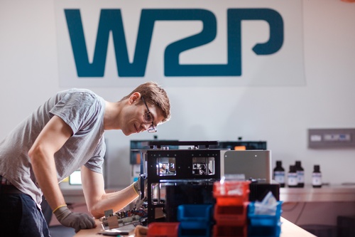 Person mit Produkt